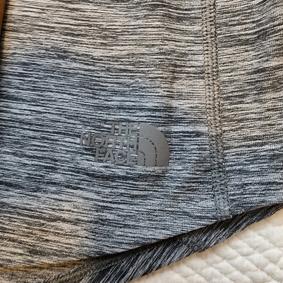 The North Face flash dry long sleeve active top with thumbholes. Green/grey. Sm. - Picture 3 of 9